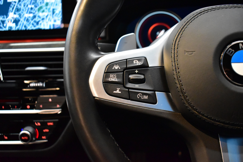 BMW 5シリーズ 530e Mｽﾎﾟｰﾂ iﾊﾟﾌｫｰﾏﾝｽ PHEV ｻﾝﾙｰﾌ 1ｵｰﾅｰ ﾊｲﾗｲﾝP 全席ﾋｰﾀｰ付黒革 LEDﾍｯﾄﾞﾗｲﾄ 液晶ﾒｰﾀｰ ACC LCW ﾀｯﾁﾊﾟﾈﾙﾅﾋﾞ全周囲ｶﾒﾗ ﾌﾙｾｸﾞﾊﾟｰｷﾝｸﾞｱｼｽﾄ 電動ﾄﾗﾝｸ Mｽﾎﾟｰﾂﾌﾞﾚｰｷ  2年保証