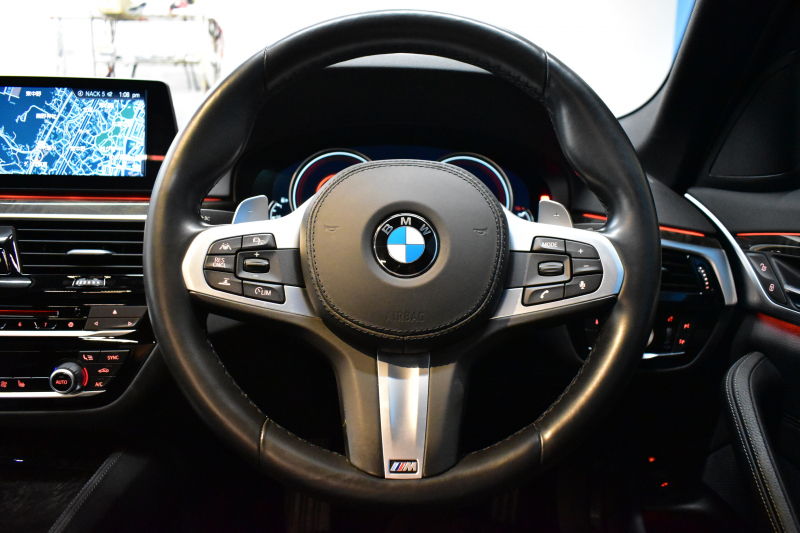 BMW 5シリーズ 530e Mｽﾎﾟｰﾂ iﾊﾟﾌｫｰﾏﾝｽ PHEV ｻﾝﾙｰﾌ 1ｵｰﾅｰ ﾊｲﾗｲﾝP 全席ﾋｰﾀｰ付黒革 LEDﾍｯﾄﾞﾗｲﾄ 液晶ﾒｰﾀｰ ACC LCW ﾀｯﾁﾊﾟﾈﾙﾅﾋﾞ全周囲ｶﾒﾗ ﾌﾙｾｸﾞﾊﾟｰｷﾝｸﾞｱｼｽﾄ 電動ﾄﾗﾝｸ Mｽﾎﾟｰﾂﾌﾞﾚｰｷ  2年保証