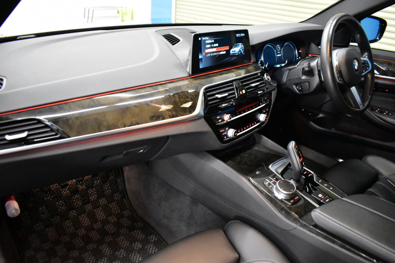 BMW 5シリーズ 530e Mｽﾎﾟｰﾂ iﾊﾟﾌｫｰﾏﾝｽ PHEV ｻﾝﾙｰﾌ 1ｵｰﾅｰ ﾊｲﾗｲﾝP 全席ﾋｰﾀｰ付黒革 LEDﾍｯﾄﾞﾗｲﾄ 液晶ﾒｰﾀｰ ACC LCW ﾀｯﾁﾊﾟﾈﾙﾅﾋﾞ全周囲ｶﾒﾗ ﾌﾙｾｸﾞﾊﾟｰｷﾝｸﾞｱｼｽﾄ 電動ﾄﾗﾝｸ Mｽﾎﾟｰﾂﾌﾞﾚｰｷ  2年保証