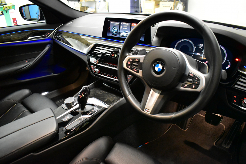 BMW 5シリーズ 530i Mｽﾎﾟｰﾂ 型式変更後ﾓﾃﾞﾙ「JR20」 高出力ﾓﾃﾞﾙ ﾊｲﾗｲﾝP 全席ﾋｰﾀｰ付黒革 HUD LEDﾍｯﾄﾞﾗｲﾄ 追従ACC Mｽﾎﾟｰﾂﾌﾞﾚｰｷ 19AW 全面液晶ﾒｰﾀｰ 車線変更警告 ﾀｯﾁﾊﾟﾈﾙ対応iﾄﾞﾗｲﾌﾞHDDﾅﾋﾞ全周囲ｶﾒﾗ 3Dﾋﾞｭｰ ﾌﾙｾｸﾞ Pｱｼｽﾄﾌﾟﾗｽ 電動ﾄﾗﾝｸ 2年保証