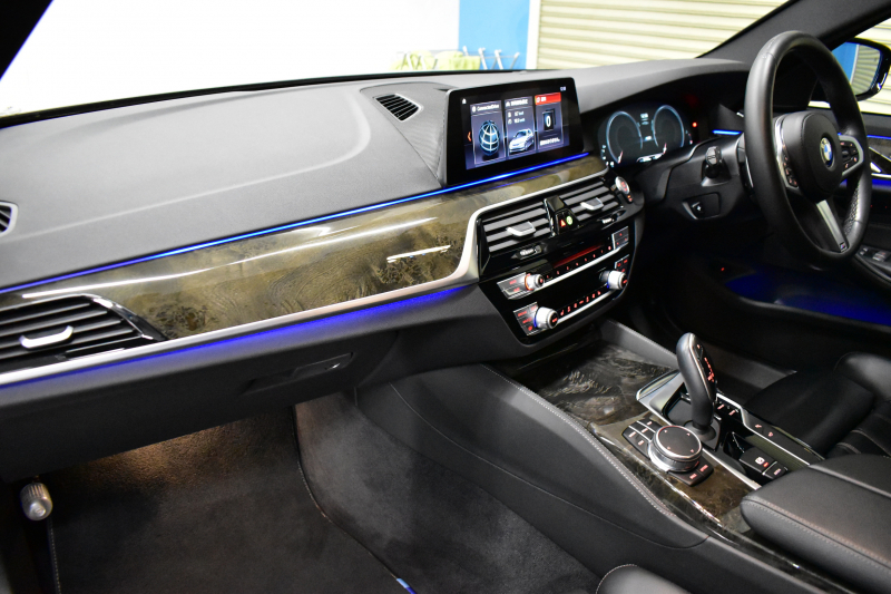 BMW 5シリーズ 530i Mｽﾎﾟｰﾂ 型式変更後ﾓﾃﾞﾙ「JR20」 高出力ﾓﾃﾞﾙ ﾊｲﾗｲﾝP 全席ﾋｰﾀｰ付黒革 HUD LEDﾍｯﾄﾞﾗｲﾄ 追従ACC Mｽﾎﾟｰﾂﾌﾞﾚｰｷ 19AW 全面液晶ﾒｰﾀｰ 車線変更警告 ﾀｯﾁﾊﾟﾈﾙ対応iﾄﾞﾗｲﾌﾞHDDﾅﾋﾞ全周囲ｶﾒﾗ 3Dﾋﾞｭｰ ﾌﾙｾｸﾞ Pｱｼｽﾄﾌﾟﾗｽ 電動ﾄﾗﾝｸ 2年保証