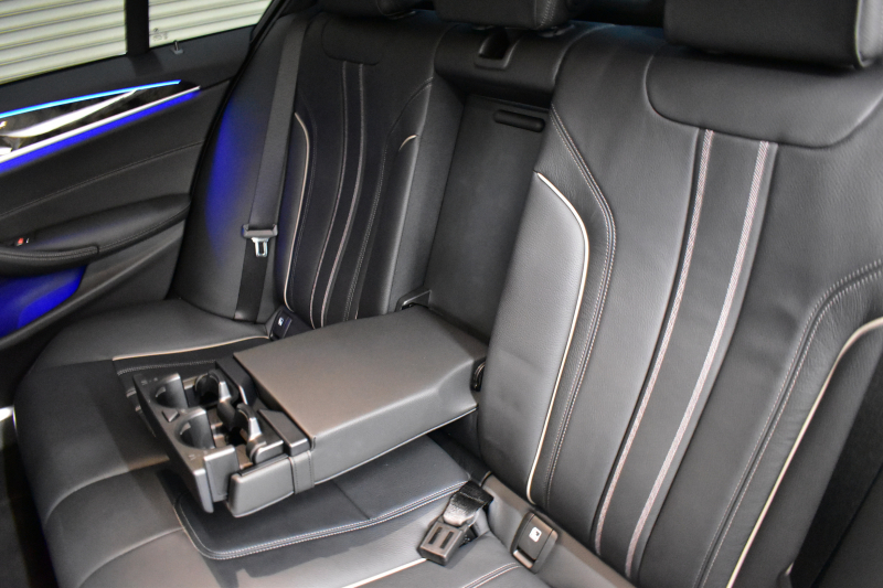 BMW 5シリーズ 530i Mｽﾎﾟｰﾂ 型式変更後ﾓﾃﾞﾙ「JR20」 高出力ﾓﾃﾞﾙ ﾊｲﾗｲﾝP 全席ﾋｰﾀｰ付黒革 HUD LEDﾍｯﾄﾞﾗｲﾄ 追従ACC Mｽﾎﾟｰﾂﾌﾞﾚｰｷ 19AW 全面液晶ﾒｰﾀｰ 車線変更警告 ﾀｯﾁﾊﾟﾈﾙ対応iﾄﾞﾗｲﾌﾞHDDﾅﾋﾞ全周囲ｶﾒﾗ 3Dﾋﾞｭｰ ﾌﾙｾｸﾞ Pｱｼｽﾄﾌﾟﾗｽ 電動ﾄﾗﾝｸ 2年保証