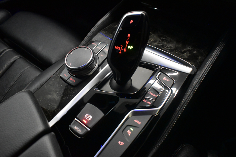 BMW 5シリーズ 530e Mｽﾎﾟｰﾂ iﾊﾟﾌｫｰﾏﾝｽ PHEV ﾊｲﾗｲﾝP 全席ﾋｰﾀｰ付黒革 HUD ｼﾞｪｽﾁｬｰｺﾝﾄﾛｰﾙ付ﾀｯﾁﾊﾟﾈﾙﾅﾋﾞ全周囲ｶﾒﾗ ﾌﾙｾｸﾞTV LEDﾍｯﾄﾞﾗｲﾄ 液晶ﾒｰﾀｰ ACC LCW ﾊﾟｰｷﾝｸﾞｱｼｽﾄ 電動ﾄﾗﾝｸ Mｽﾎﾟｰﾂﾌﾞﾚｰｷ  2年保証