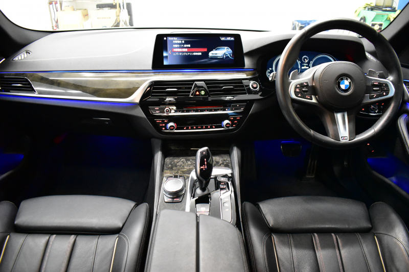 BMW 5シリーズ 530e Mｽﾎﾟｰﾂ iﾊﾟﾌｫｰﾏﾝｽ PHEV ﾊｲﾗｲﾝP 全席ﾋｰﾀｰ付黒革 HUD ｼﾞｪｽﾁｬｰｺﾝﾄﾛｰﾙ付ﾀｯﾁﾊﾟﾈﾙﾅﾋﾞ全周囲ｶﾒﾗ ﾌﾙｾｸﾞTV LEDﾍｯﾄﾞﾗｲﾄ 液晶ﾒｰﾀｰ ACC LCW ﾊﾟｰｷﾝｸﾞｱｼｽﾄ 電動ﾄﾗﾝｸ Mｽﾎﾟｰﾂﾌﾞﾚｰｷ  2年保証