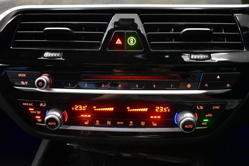 BMW 5シリーズ 530e Mｽﾎﾟｰﾂ iﾊﾟﾌｫｰﾏﾝｽ PHEV ﾊｲﾗｲﾝP 全席ﾋｰﾀｰ付黒革 HUD ｼﾞｪｽﾁｬｰｺﾝﾄﾛｰﾙ付ﾀｯﾁﾊﾟﾈﾙﾅﾋﾞ全周囲ｶﾒﾗ ﾌﾙｾｸﾞTV LEDﾍｯﾄﾞﾗｲﾄ 液晶ﾒｰﾀｰ ACC LCW ﾊﾟｰｷﾝｸﾞｱｼｽﾄ 電動ﾄﾗﾝｸ Mｽﾎﾟｰﾂﾌﾞﾚｰｷ  2年保証