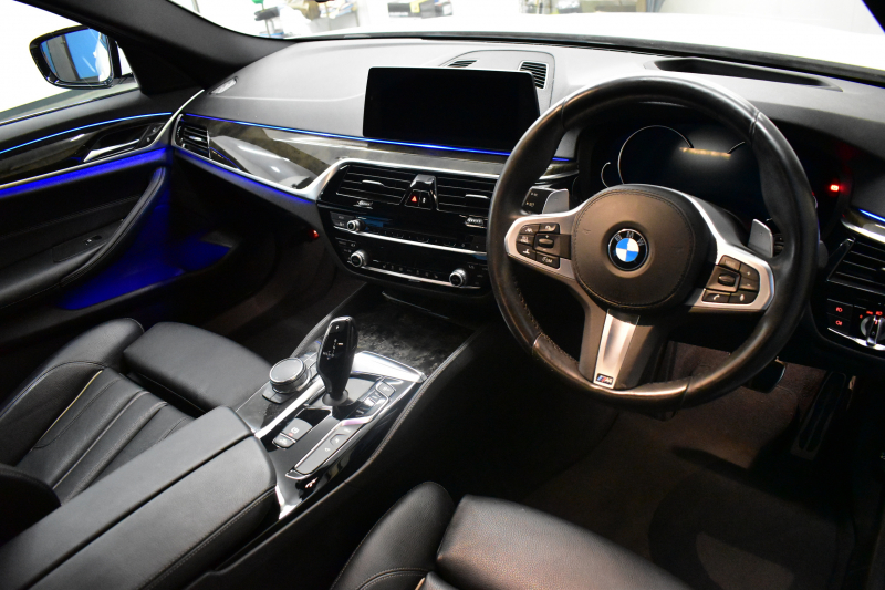 BMW 5シリーズ 530e Mｽﾎﾟｰﾂ iﾊﾟﾌｫｰﾏﾝｽ PHEV ﾊｲﾗｲﾝP 全席ﾋｰﾀｰ付黒革 HUD ｼﾞｪｽﾁｬｰｺﾝﾄﾛｰﾙ付ﾀｯﾁﾊﾟﾈﾙﾅﾋﾞ全周囲ｶﾒﾗ ﾌﾙｾｸﾞTV LEDﾍｯﾄﾞﾗｲﾄ 液晶ﾒｰﾀｰ ACC LCW ﾊﾟｰｷﾝｸﾞｱｼｽﾄ 電動ﾄﾗﾝｸ Mｽﾎﾟｰﾂﾌﾞﾚｰｷ  2年保証