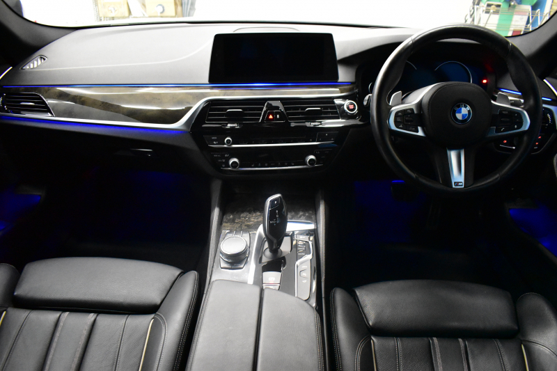 BMW 5シリーズ 530e Mｽﾎﾟｰﾂ iﾊﾟﾌｫｰﾏﾝｽ PHEV ﾊｲﾗｲﾝP 全席ﾋｰﾀｰ付黒革 HUD ｼﾞｪｽﾁｬｰｺﾝﾄﾛｰﾙ付ﾀｯﾁﾊﾟﾈﾙﾅﾋﾞ全周囲ｶﾒﾗ ﾌﾙｾｸﾞTV LEDﾍｯﾄﾞﾗｲﾄ 液晶ﾒｰﾀｰ ACC LCW ﾊﾟｰｷﾝｸﾞｱｼｽﾄ 電動ﾄﾗﾝｸ Mｽﾎﾟｰﾂﾌﾞﾚｰｷ  2年保証