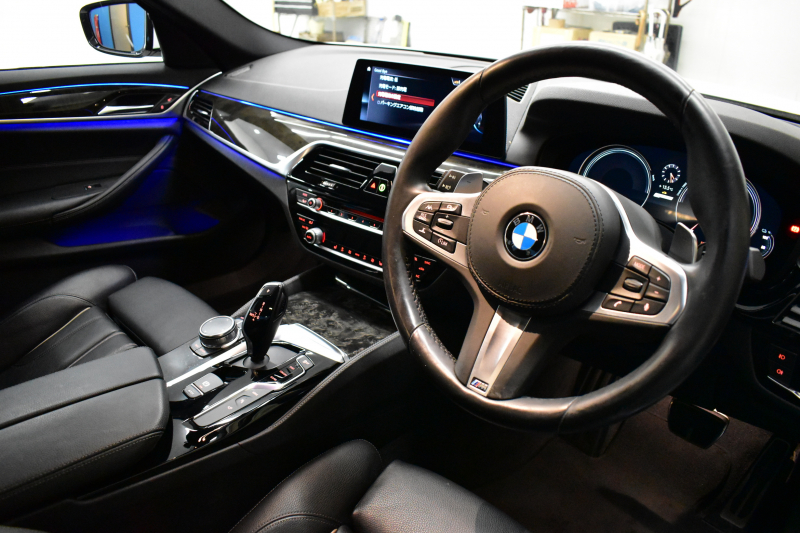 BMW 5シリーズ 530e Mｽﾎﾟｰﾂ iﾊﾟﾌｫｰﾏﾝｽ PHEV ﾊｲﾗｲﾝP 全席ﾋｰﾀｰ付黒革 HUD ｼﾞｪｽﾁｬｰｺﾝﾄﾛｰﾙ付ﾀｯﾁﾊﾟﾈﾙﾅﾋﾞ全周囲ｶﾒﾗ ﾌﾙｾｸﾞTV LEDﾍｯﾄﾞﾗｲﾄ 液晶ﾒｰﾀｰ ACC LCW ﾊﾟｰｷﾝｸﾞｱｼｽﾄ 電動ﾄﾗﾝｸ Mｽﾎﾟｰﾂﾌﾞﾚｰｷ  2年保証