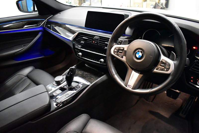 BMW 5シリーズ 540i Mｽﾎﾟｰﾂ ｺﾝﾌｫｰﾄ&ﾊｲﾗｲﾝP Fﾍﾞﾝﾁﾚｰｼｮﾝ& 全席ﾋｰﾀｰ付黒革 ｿﾌﾄｸﾛｰｽﾞﾄﾞｱ 可変ｻｽ Mｽﾎﾟｰﾂﾌﾞﾚｰｷ LEDﾍｯﾄﾞﾗｲﾄ 液晶ﾒｰﾀｰ ACC LCW  ﾊﾟｰｷﾝｸﾞｱｼｽﾄﾌﾟﾗｽ ﾀｯﾁﾊﾟﾈﾙﾅﾋﾞ全周囲ｶﾒﾗ 3Dﾋﾞｭｰ ﾌﾙｾｸﾞ 電動ﾄﾗﾝｸ 2年保証