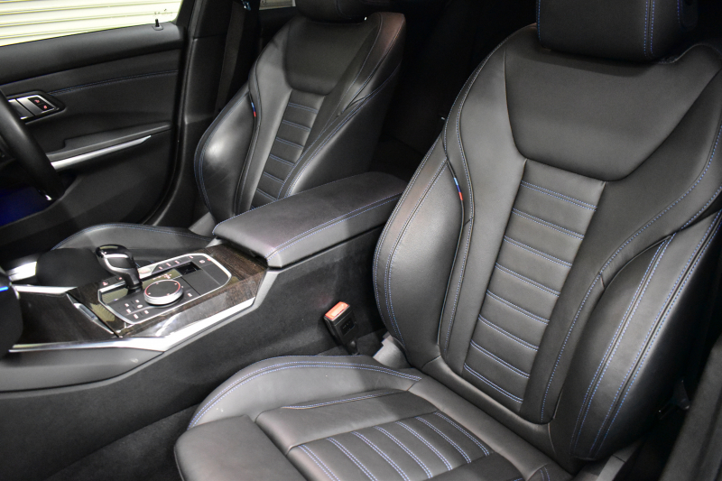 BMW 3シリーズ 320i Mｽﾎﾟｰﾂ ﾃﾞﾋﾞｭｰ&ｺﾝﾌｫｰﾄP ﾋｰﾀｰ付黒革 19AW ﾗｲﾌﾞｺｯｸﾋﾟｯﾄﾀｯﾁﾊﾟﾈﾙﾅﾋﾞ ｱｯﾌﾟﾙｶｰﾌﾟﾚｲ 追従ACC LEDﾍｯﾄﾞﾗｲﾄ 電動ﾄﾗﾝｸ 側面衝突&車線変更&逸脱警告 液晶ﾒｰﾀｰ Pｱｼｽﾄ ｳｯﾄﾞｲﾝﾃﾘｱ HiFiｽﾋﾟｰｶｰ 2年保証