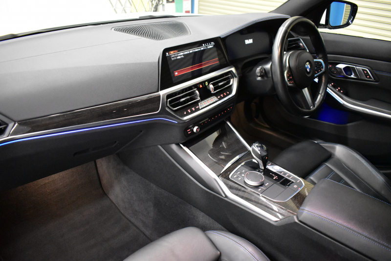 BMW 3シリーズ 320i Mｽﾎﾟｰﾂ ﾃﾞﾋﾞｭｰ&ｺﾝﾌｫｰﾄP ﾋｰﾀｰ付黒革 19AW ﾗｲﾌﾞｺｯｸﾋﾟｯﾄﾀｯﾁﾊﾟﾈﾙﾅﾋﾞ ｱｯﾌﾟﾙｶｰﾌﾟﾚｲ 追従ACC LEDﾍｯﾄﾞﾗｲﾄ 電動ﾄﾗﾝｸ 側面衝突&車線変更&逸脱警告 液晶ﾒｰﾀｰ Pｱｼｽﾄ ｳｯﾄﾞｲﾝﾃﾘｱ HiFiｽﾋﾟｰｶｰ 2年保証