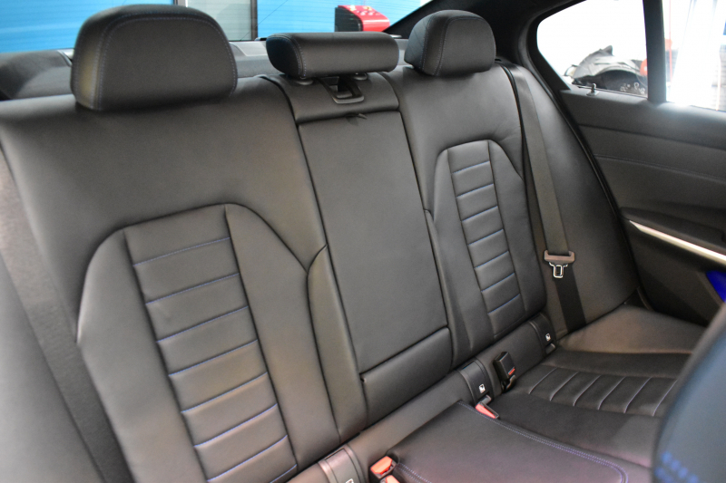 BMW 3シリーズ 320i Mｽﾎﾟｰﾂ ﾃﾞﾋﾞｭｰ&ｺﾝﾌｫｰﾄP ﾋｰﾀｰ付黒革 19AW ﾗｲﾌﾞｺｯｸﾋﾟｯﾄﾀｯﾁﾊﾟﾈﾙﾅﾋﾞ ｱｯﾌﾟﾙｶｰﾌﾟﾚｲ 追従ACC LEDﾍｯﾄﾞﾗｲﾄ 電動ﾄﾗﾝｸ 側面衝突&車線変更&逸脱警告 液晶ﾒｰﾀｰ Pｱｼｽﾄ ｳｯﾄﾞｲﾝﾃﾘｱ HiFiｽﾋﾟｰｶｰ 2年保証