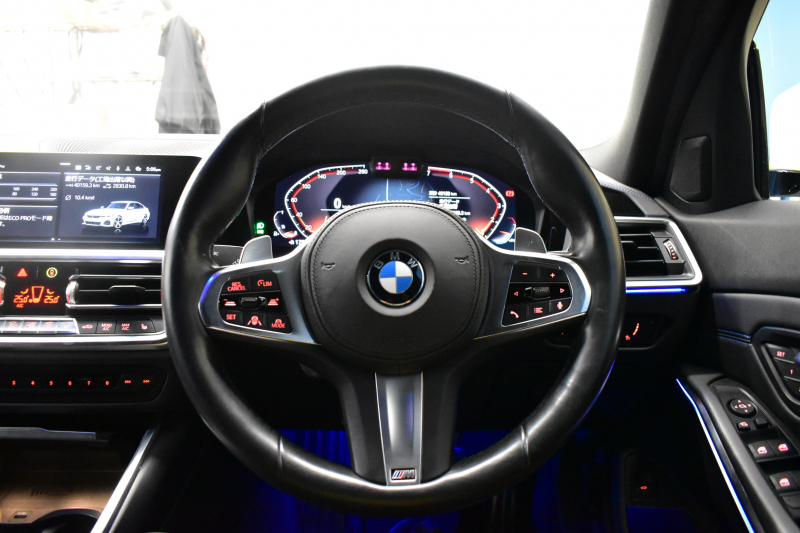 BMW 3シリーズ 320i Mｽﾎﾟｰﾂ ﾃﾞﾋﾞｭｰ&ｺﾝﾌｫｰﾄP ﾋｰﾀｰ付黒革 19AW ﾗｲﾌﾞｺｯｸﾋﾟｯﾄﾀｯﾁﾊﾟﾈﾙﾅﾋﾞ ｱｯﾌﾟﾙｶｰﾌﾟﾚｲ 追従ACC LEDﾍｯﾄﾞﾗｲﾄ 電動ﾄﾗﾝｸ 側面衝突&車線変更&逸脱警告 液晶ﾒｰﾀｰ Pｱｼｽﾄ ｳｯﾄﾞｲﾝﾃﾘｱ HiFiｽﾋﾟｰｶｰ 2年保証