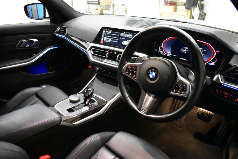BMW 3シリーズ 320i Mｽﾎﾟｰﾂ ﾃﾞﾋﾞｭｰ&ｺﾝﾌｫｰﾄP ﾋｰﾀｰ付黒革 19AW ﾗｲﾌﾞｺｯｸﾋﾟｯﾄﾀｯﾁﾊﾟﾈﾙﾅﾋﾞ ｱｯﾌﾟﾙｶｰﾌﾟﾚｲ 追従ACC LEDﾍｯﾄﾞﾗｲﾄ 電動ﾄﾗﾝｸ 側面衝突&車線変更&逸脱警告 液晶ﾒｰﾀｰ Pｱｼｽﾄ ｳｯﾄﾞｲﾝﾃﾘｱ HiFiｽﾋﾟｰｶｰ 2年保証