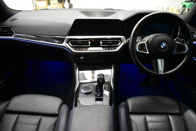 BMW 3シリーズ 320i Mｽﾎﾟｰﾂ ﾃﾞﾋﾞｭｰ&ｺﾝﾌｫｰﾄP ﾋｰﾀｰ付黒革 19AW ﾗｲﾌﾞｺｯｸﾋﾟｯﾄﾀｯﾁﾊﾟﾈﾙﾅﾋﾞ ｱｯﾌﾟﾙｶｰﾌﾟﾚｲ 追従ACC LEDﾍｯﾄﾞﾗｲﾄ 電動ﾄﾗﾝｸ 側面衝突&車線変更&逸脱警告 液晶ﾒｰﾀｰ Pｱｼｽﾄ ｳｯﾄﾞｲﾝﾃﾘｱ HiFiｽﾋﾟｰｶｰ 2年保証