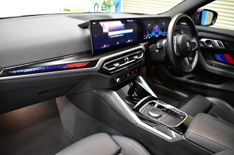 BMW 2シリーズ 220i Mｽﾎﾟｰﾂ ﾊｲﾗｲﾝP ｶｰﾌﾞﾄﾞﾃﾞｨｽﾌﾟﾚｲ ﾋｰﾀｰ付電動黒革  ﾊｰﾏﾝｶｰﾄﾞﾝｻｳﾝﾄﾞｼｽﾃﾑ  追従ACC ｱﾀﾞﾌﾟﾃｨﾌﾞLEDﾍｯﾄﾞﾗｲﾄ ｻﾝﾌﾟﾛﾃｸｼｮﾝｶﾞﾗｽ BMWﾗｲﾌﾞｺｯｸﾋﾟｯﾄ ﾅﾋﾞBｶﾒﾗ 18AW ﾜｲﾔﾚｽ充電ﾄﾚｲ ｱｯﾌﾟﾙｶｰﾌﾟﾚｲ 2年保証