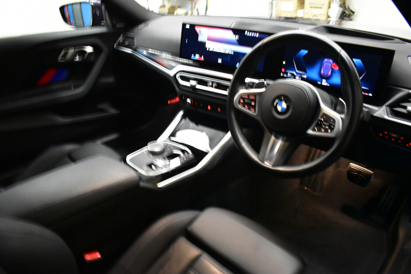 BMW 2シリーズ 220i Mｽﾎﾟｰﾂ ﾊｲﾗｲﾝP ｶｰﾌﾞﾄﾞﾃﾞｨｽﾌﾟﾚｲ ﾋｰﾀｰ付電動黒革  ﾊｰﾏﾝｶｰﾄﾞﾝｻｳﾝﾄﾞｼｽﾃﾑ  追従ACC ｱﾀﾞﾌﾟﾃｨﾌﾞLEDﾍｯﾄﾞﾗｲﾄ ｻﾝﾌﾟﾛﾃｸｼｮﾝｶﾞﾗｽ BMWﾗｲﾌﾞｺｯｸﾋﾟｯﾄ ﾅﾋﾞBｶﾒﾗ 18AW ﾜｲﾔﾚｽ充電ﾄﾚｲ ｱｯﾌﾟﾙｶｰﾌﾟﾚｲ 2年保証