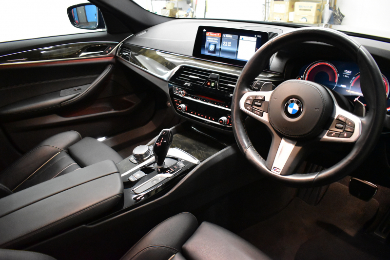 BMW 5シリーズ 523iﾂｰﾘﾝｸﾞ Mｽﾎﾟｰﾂ ﾊｲﾗｲﾝP  ｱﾀﾞﾌﾟﾃｨﾌﾞLEDﾍｯﾄﾞﾗｲﾄ 全席ﾋｰﾀｰ付黒革 追従ACC 車線変更&逸脱&歩行者警告 ﾀｯﾁﾊﾟﾈﾙHDDﾅﾋﾞ 全周囲ｶﾒﾗ3Dﾋﾞｭｰ Pｱｼｽﾄ 液晶ﾒｰﾀｰ  19AW  2年保証
