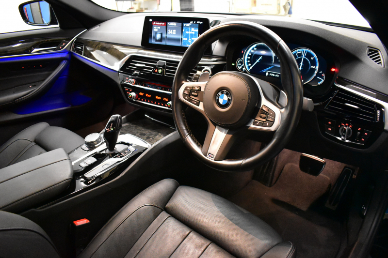 BMW 5シリーズ 540i Xﾄﾞﾗｲﾌﾞ Mｽﾎﾟｰﾂ 4WD ｺﾝﾌｫｰﾄ&ﾊｲﾗｲﾝP ｻﾝﾙｰﾌ 前席ｺﾝﾌｫｰﾄｼｰﾄ 前席ﾏｯｻｰｼﾞ&ﾍﾞﾝﾁﾚｰﾀｰ 全席ﾋｰﾀｰ付黒革 可変ｻｽ Mｽﾎﾟｰﾂﾌﾞﾚｰｷ LEDﾍｯﾄﾞﾗｲﾄ 液晶ﾒｰﾀｰ ACC HUD LCW  ﾀｯﾁﾊﾟﾈﾙﾅﾋﾞTV全周囲ｶﾒﾗ 3Dﾋﾞｭｰ 電動ﾄﾗﾝｸ 1ｵｰﾅｰ 2年保証