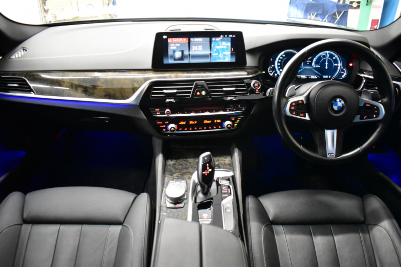 BMW 5シリーズ 540i Xﾄﾞﾗｲﾌﾞ Mｽﾎﾟｰﾂ 4WD ｺﾝﾌｫｰﾄ&ﾊｲﾗｲﾝP ｻﾝﾙｰﾌ 前席ｺﾝﾌｫｰﾄｼｰﾄ 前席ﾏｯｻｰｼﾞ&ﾍﾞﾝﾁﾚｰﾀｰ 全席ﾋｰﾀｰ付黒革 可変ｻｽ Mｽﾎﾟｰﾂﾌﾞﾚｰｷ LEDﾍｯﾄﾞﾗｲﾄ 液晶ﾒｰﾀｰ ACC HUD LCW  ﾀｯﾁﾊﾟﾈﾙﾅﾋﾞTV全周囲ｶﾒﾗ 3Dﾋﾞｭｰ 電動ﾄﾗﾝｸ 1ｵｰﾅｰ 2年保証