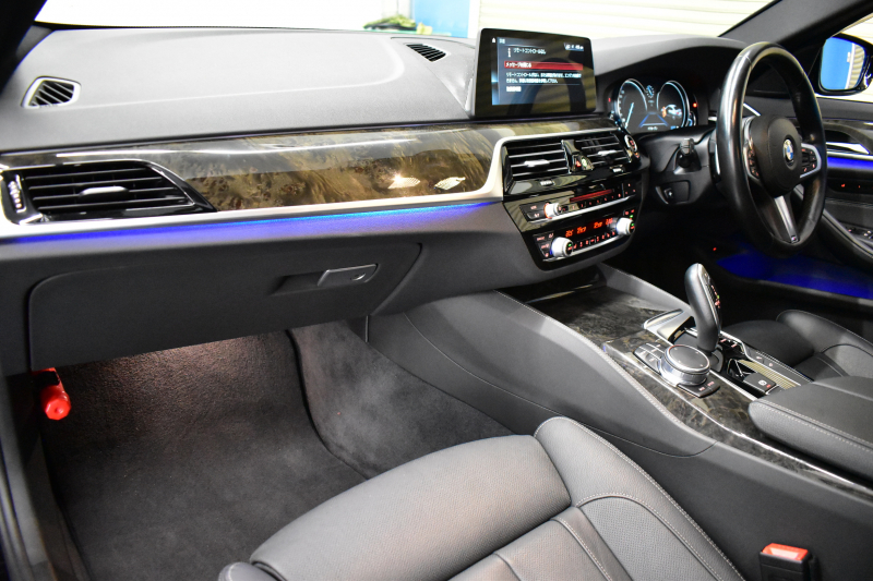 BMW 5シリーズ 540i Xﾄﾞﾗｲﾌﾞ Mｽﾎﾟｰﾂ 4WD ｺﾝﾌｫｰﾄ&ﾊｲﾗｲﾝP ｻﾝﾙｰﾌ 前席ｺﾝﾌｫｰﾄｼｰﾄ 前席ﾏｯｻｰｼﾞ&ﾍﾞﾝﾁﾚｰﾀｰ 全席ﾋｰﾀｰ付黒革 可変ｻｽ Mｽﾎﾟｰﾂﾌﾞﾚｰｷ LEDﾍｯﾄﾞﾗｲﾄ 液晶ﾒｰﾀｰ ACC HUD LCW  ﾀｯﾁﾊﾟﾈﾙﾅﾋﾞTV全周囲ｶﾒﾗ 3Dﾋﾞｭｰ 電動ﾄﾗﾝｸ 1ｵｰﾅｰ 2年保証