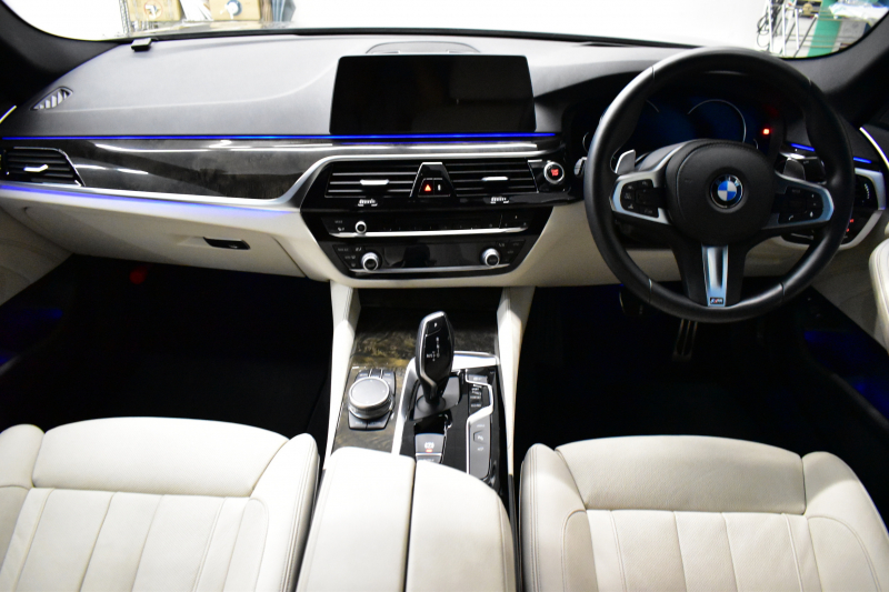 BMW 5シリーズ 530e Mｽﾎﾟｰﾂ iﾊﾟﾌｫｰﾏﾝｽ PHEV 1ｵｰﾅｰ ｺﾝﾌｫｰﾄ＆ﾊｲﾗｲﾝP 前席ﾍﾞﾝﾁﾚｰｼｮﾝ&ﾏｯｻｰｼﾞ&全席ﾋｰﾀｰ付白革 HUD ｼﾞｪｽﾁｬｰｺﾝﾄﾛｰﾙ付ﾀｯﾁﾊﾟﾈﾙﾅﾋﾞ4ｿﾞｰﾝAC 全周囲ｶﾒﾗ ﾌﾙｾｸﾞTV LEDﾍｯﾄﾞﾗｲﾄ 液晶ﾒｰﾀｰ ACC LCW 電動ﾄﾗﾝｸ 2年保証