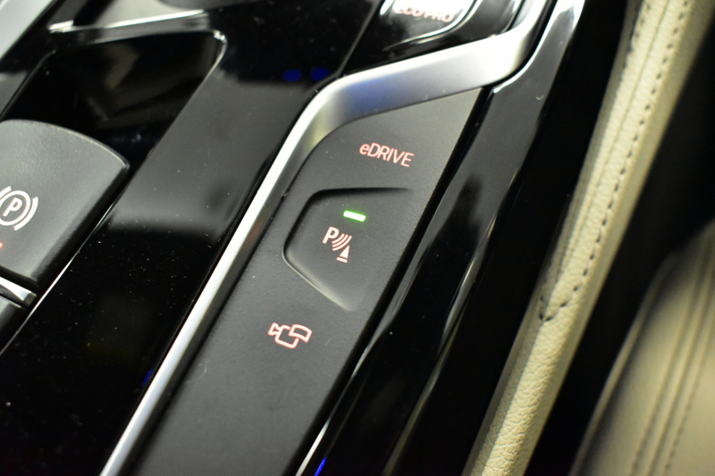 BMW 5シリーズ 530e Mｽﾎﾟｰﾂ iﾊﾟﾌｫｰﾏﾝｽ PHEV 1ｵｰﾅｰ ｺﾝﾌｫｰﾄ＆ﾊｲﾗｲﾝP 全席ﾋｰﾀｰ付白革 HUD ｼﾞｪｽﾁｬｰｺﾝﾄﾛｰﾙ付ﾀｯﾁﾊﾟﾈﾙﾅﾋﾞ4ｿﾞｰﾝAC 全周囲ｶﾒﾗ ﾌﾙｾｸﾞTV LEDﾍｯﾄﾞﾗｲﾄ 液晶ﾒｰﾀｰ ACC LCW ﾊﾟｰｷﾝｸﾞｱｼｽﾄ 電動ﾄﾗﾝｸ 2年保証