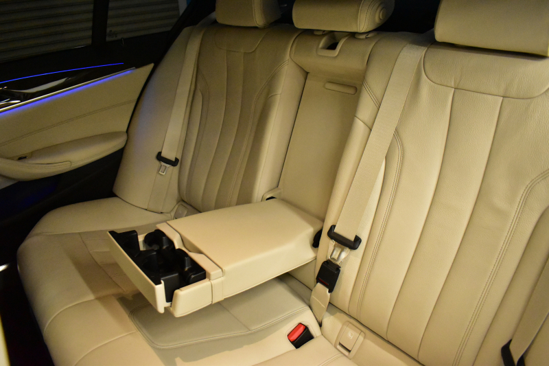 BMW 5シリーズ 530e Mｽﾎﾟｰﾂ iﾊﾟﾌｫｰﾏﾝｽ PHEV 1ｵｰﾅｰ ｺﾝﾌｫｰﾄ＆ﾊｲﾗｲﾝP 全席ﾋｰﾀｰ付白革 HUD ｼﾞｪｽﾁｬｰｺﾝﾄﾛｰﾙ付ﾀｯﾁﾊﾟﾈﾙﾅﾋﾞ4ｿﾞｰﾝAC 全周囲ｶﾒﾗ ﾌﾙｾｸﾞTV LEDﾍｯﾄﾞﾗｲﾄ 液晶ﾒｰﾀｰ ACC LCW ﾊﾟｰｷﾝｸﾞｱｼｽﾄ 電動ﾄﾗﾝｸ 2年保証