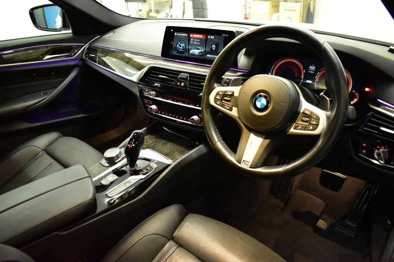 BMW 5シリーズ 523i Mｽﾎﾟｰﾂ ｺﾝﾌｫｰﾄ&ﾊｲﾗｲﾝP ｱﾀﾞﾌﾟﾃｨﾌﾞLEDﾍｯﾄﾞﾗｲﾄ Fﾏｯｻｰｼﾞ&Fﾍﾞﾝﾁﾚｰｼｮﾝ全席ﾋｰﾀｰ付黒革 追従ACC ｿﾌﾄｸﾛｰｽﾞﾄﾞｱ 車線変更&逸脱&歩行者警告 ﾀｯﾁﾊﾟﾈﾙHDDﾅﾋﾞ全周囲ｶﾒﾗ3Dﾋﾞｭｰ Pｱｼｽﾄ 液晶ﾒｰﾀｰ 19AW 2年保証