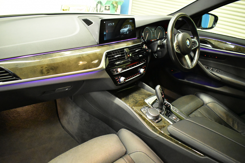 BMW 5シリーズ 523i Mｽﾎﾟｰﾂ ｺﾝﾌｫｰﾄ&ﾊｲﾗｲﾝP ｱﾀﾞﾌﾟﾃｨﾌﾞLEDﾍｯﾄﾞﾗｲﾄ Fﾏｯｻｰｼﾞ&Fﾍﾞﾝﾁﾚｰｼｮﾝ全席ﾋｰﾀｰ付黒革 追従ACC ｿﾌﾄｸﾛｰｽﾞﾄﾞｱ 車線変更&逸脱&歩行者警告 ﾀｯﾁﾊﾟﾈﾙHDDﾅﾋﾞ全周囲ｶﾒﾗ3Dﾋﾞｭｰ Pｱｼｽﾄ 液晶ﾒｰﾀｰ 19AW 2年保証