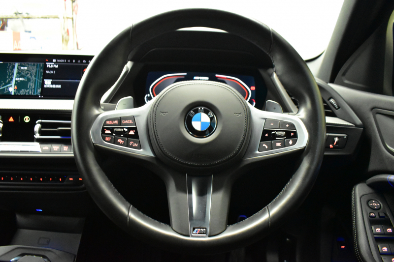 BMW 1シリーズ M135i xDrive 4WD ﾃﾞﾋﾞｭｰP ﾋｰﾀｰ付ﾌﾞﾗｯｸﾚｻﾞｰMｽﾎﾟｰﾂｼｰﾄ 可変ｻｽ Mｼｰﾄﾍﾞﾙﾄ ｱﾀﾞﾌﾟﾃｨﾌﾞLEDﾍｯﾄﾞﾗｲﾄ HUD Mｽﾎﾟｰﾂﾌﾞﾚｰｷ 追従ACC BMWﾗｲﾌﾞｺｯｸﾋﾟｯﾄ ﾀｯﾁﾊﾟﾈﾙﾅﾋﾞ Bｶﾒﾗ ｱｯﾌﾟﾙｶｰﾌﾟﾚｲ 電動ﾄﾗﾝｸ 2年保証