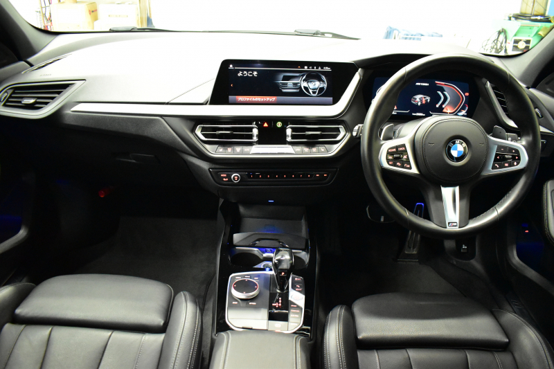 BMW 1シリーズ M135i xDrive 4WD ﾃﾞﾋﾞｭｰP ﾋｰﾀｰ付ﾌﾞﾗｯｸﾚｻﾞｰMｽﾎﾟｰﾂｼｰﾄ 可変ｻｽ Mｼｰﾄﾍﾞﾙﾄ ｱﾀﾞﾌﾟﾃｨﾌﾞLEDﾍｯﾄﾞﾗｲﾄ HUD Mｽﾎﾟｰﾂﾌﾞﾚｰｷ 追従ACC BMWﾗｲﾌﾞｺｯｸﾋﾟｯﾄ ﾀｯﾁﾊﾟﾈﾙﾅﾋﾞ Bｶﾒﾗ ｱｯﾌﾟﾙｶｰﾌﾟﾚｲ 電動ﾄﾗﾝｸ 2年保証