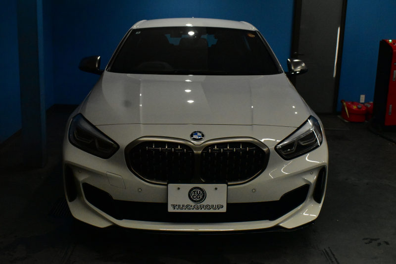 BMW 1シリーズ M135i xDrive 4WD ﾃﾞﾋﾞｭｰP ﾋｰﾀｰ付ﾌﾞﾗｯｸﾚｻﾞｰMｽﾎﾟｰﾂｼｰﾄ 可変ｻｽ Mｼｰﾄﾍﾞﾙﾄ ｱﾀﾞﾌﾟﾃｨﾌﾞLEDﾍｯﾄﾞﾗｲﾄ HUD Mｽﾎﾟｰﾂﾌﾞﾚｰｷ 追従ACC BMWﾗｲﾌﾞｺｯｸﾋﾟｯﾄ ﾀｯﾁﾊﾟﾈﾙﾅﾋﾞ Bｶﾒﾗ ｱｯﾌﾟﾙｶｰﾌﾟﾚｲ 電動ﾄﾗﾝｸ 2年保証
