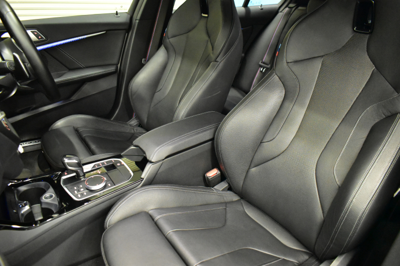 BMW 1シリーズ M135i xDrive 4WD ﾃﾞﾋﾞｭｰP ﾋｰﾀｰ付ﾌﾞﾗｯｸﾚｻﾞｰMｽﾎﾟｰﾂｼｰﾄ 可変ｻｽ Mｼｰﾄﾍﾞﾙﾄ ｱﾀﾞﾌﾟﾃｨﾌﾞLEDﾍｯﾄﾞﾗｲﾄ HUD Mｽﾎﾟｰﾂﾌﾞﾚｰｷ 追従ACC BMWﾗｲﾌﾞｺｯｸﾋﾟｯﾄ ﾀｯﾁﾊﾟﾈﾙﾅﾋﾞ Bｶﾒﾗ ｱｯﾌﾟﾙｶｰﾌﾟﾚｲ 電動ﾄﾗﾝｸ 2年保証