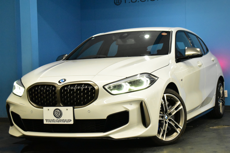 BMW 1シリーズ M135i xDrive 4WD ﾃﾞﾋﾞｭｰP ﾋｰﾀｰ付ﾌﾞﾗｯｸﾚｻﾞｰMｽﾎﾟｰﾂｼｰﾄ 可変ｻｽ Mｼｰﾄﾍﾞﾙﾄ ｱﾀﾞﾌﾟﾃｨﾌﾞLEDﾍｯﾄﾞﾗｲﾄ HUD Mｽﾎﾟｰﾂﾌﾞﾚｰｷ 追従ACC BMWﾗｲﾌﾞｺｯｸﾋﾟｯﾄ ﾀｯﾁﾊﾟﾈﾙﾅﾋﾞ Bｶﾒﾗ ｱｯﾌﾟﾙｶｰﾌﾟﾚｲ 電動ﾄﾗﾝｸ 2年保証