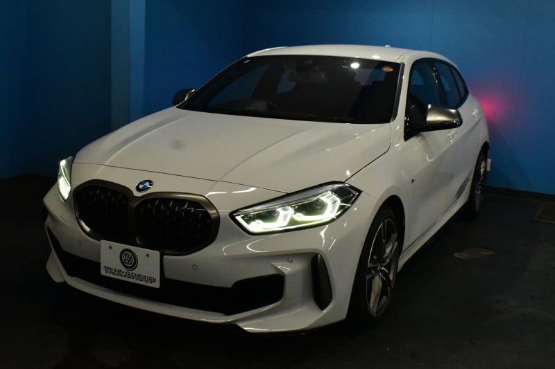 BMW 1シリーズ M135i xDrive 4WD ﾃﾞﾋﾞｭｰP ﾋｰﾀｰ付ﾌﾞﾗｯｸﾚｻﾞｰMｽﾎﾟｰﾂｼｰﾄ 可変ｻｽ Mｼｰﾄﾍﾞﾙﾄ ｱﾀﾞﾌﾟﾃｨﾌﾞLEDﾍｯﾄﾞﾗｲﾄ HUD Mｽﾎﾟｰﾂﾌﾞﾚｰｷ 追従ACC BMWﾗｲﾌﾞｺｯｸﾋﾟｯﾄ ﾀｯﾁﾊﾟﾈﾙﾅﾋﾞ Bｶﾒﾗ ｱｯﾌﾟﾙｶｰﾌﾟﾚｲ 電動ﾄﾗﾝｸ 2年保証