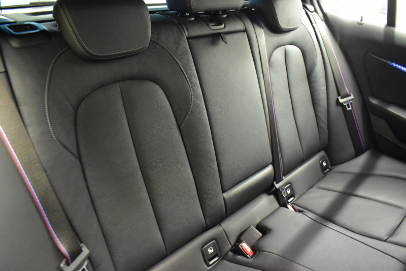 BMW 1シリーズ M135i xDrive 4WD ﾃﾞﾋﾞｭｰP ﾋｰﾀｰ付ﾌﾞﾗｯｸﾚｻﾞｰMｽﾎﾟｰﾂｼｰﾄ 可変ｻｽ Mｼｰﾄﾍﾞﾙﾄ ｱﾀﾞﾌﾟﾃｨﾌﾞLEDﾍｯﾄﾞﾗｲﾄ HUD Mｽﾎﾟｰﾂﾌﾞﾚｰｷ 追従ACC BMWﾗｲﾌﾞｺｯｸﾋﾟｯﾄ ﾀｯﾁﾊﾟﾈﾙﾅﾋﾞ Bｶﾒﾗ ｱｯﾌﾟﾙｶｰﾌﾟﾚｲ 電動ﾄﾗﾝｸ 2年保証