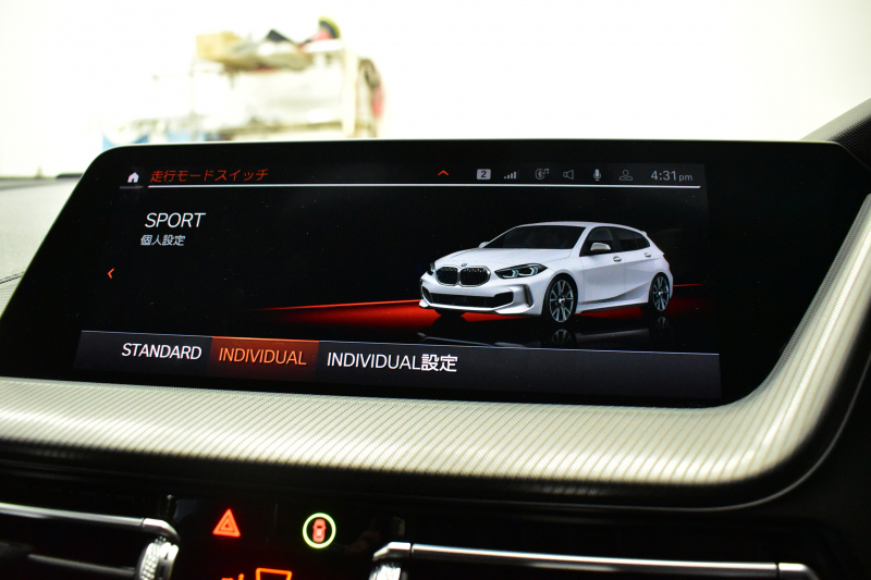 BMW 1シリーズ M135i xDrive 4WD ﾃﾞﾋﾞｭｰP ﾋｰﾀｰ付ﾌﾞﾗｯｸﾚｻﾞｰMｽﾎﾟｰﾂｼｰﾄ 可変ｻｽ Mｼｰﾄﾍﾞﾙﾄ ｱﾀﾞﾌﾟﾃｨﾌﾞLEDﾍｯﾄﾞﾗｲﾄ HUD Mｽﾎﾟｰﾂﾌﾞﾚｰｷ 追従ACC BMWﾗｲﾌﾞｺｯｸﾋﾟｯﾄ ﾀｯﾁﾊﾟﾈﾙﾅﾋﾞ Bｶﾒﾗ ｱｯﾌﾟﾙｶｰﾌﾟﾚｲ 電動ﾄﾗﾝｸ 2年保証