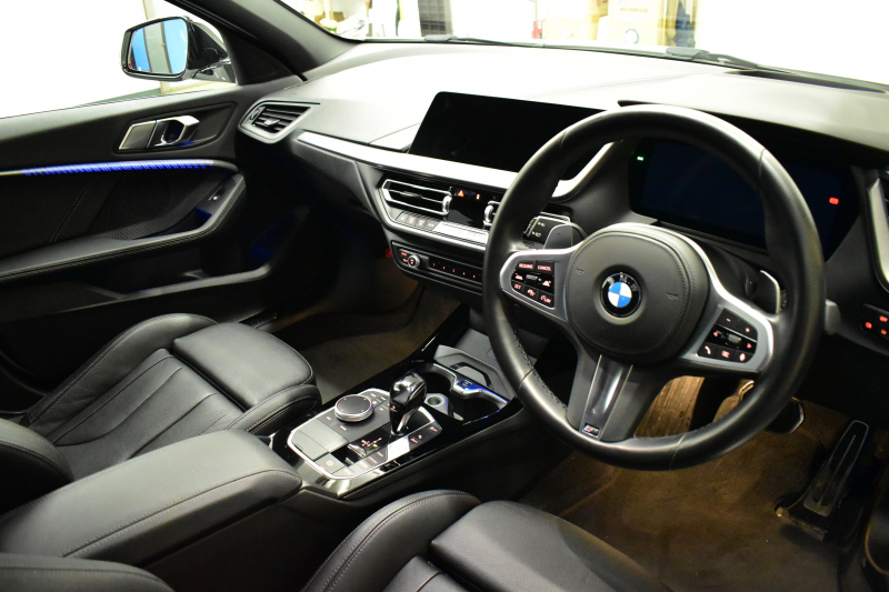 BMW 1シリーズ M135i xDrive 4WD ﾃﾞﾋﾞｭｰP ﾋｰﾀｰ付ﾌﾞﾗｯｸﾚｻﾞｰMｽﾎﾟｰﾂｼｰﾄ 可変ｻｽ Mｼｰﾄﾍﾞﾙﾄ ｱﾀﾞﾌﾟﾃｨﾌﾞLEDﾍｯﾄﾞﾗｲﾄ HUD Mｽﾎﾟｰﾂﾌﾞﾚｰｷ 追従ACC BMWﾗｲﾌﾞｺｯｸﾋﾟｯﾄ ﾀｯﾁﾊﾟﾈﾙﾅﾋﾞ Bｶﾒﾗ ｱｯﾌﾟﾙｶｰﾌﾟﾚｲ 電動ﾄﾗﾝｸ 2年保証