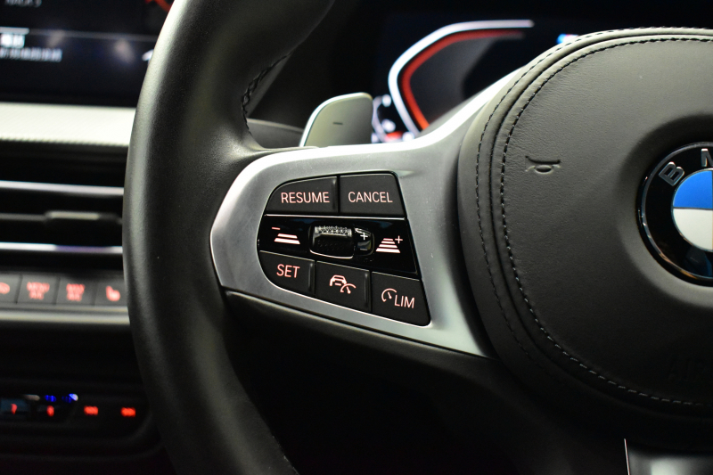 BMW 1シリーズ M135i xDrive 4WD ﾃﾞﾋﾞｭｰP ﾋｰﾀｰ付ﾌﾞﾗｯｸﾚｻﾞｰMｽﾎﾟｰﾂｼｰﾄ 可変ｻｽ Mｼｰﾄﾍﾞﾙﾄ ｱﾀﾞﾌﾟﾃｨﾌﾞLEDﾍｯﾄﾞﾗｲﾄ HUD Mｽﾎﾟｰﾂﾌﾞﾚｰｷ 追従ACC BMWﾗｲﾌﾞｺｯｸﾋﾟｯﾄ ﾀｯﾁﾊﾟﾈﾙﾅﾋﾞ Bｶﾒﾗ ｱｯﾌﾟﾙｶｰﾌﾟﾚｲ 電動ﾄﾗﾝｸ 2年保証