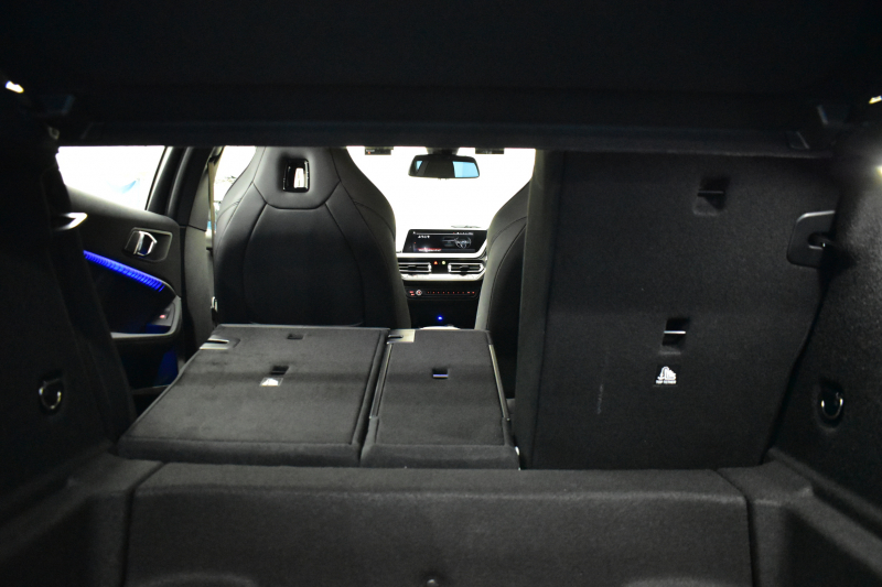 BMW 1シリーズ M135i xDrive 4WD ﾃﾞﾋﾞｭｰP ﾋｰﾀｰ付ﾌﾞﾗｯｸﾚｻﾞｰMｽﾎﾟｰﾂｼｰﾄ 可変ｻｽ Mｼｰﾄﾍﾞﾙﾄ ｱﾀﾞﾌﾟﾃｨﾌﾞLEDﾍｯﾄﾞﾗｲﾄ HUD Mｽﾎﾟｰﾂﾌﾞﾚｰｷ 追従ACC BMWﾗｲﾌﾞｺｯｸﾋﾟｯﾄ ﾀｯﾁﾊﾟﾈﾙﾅﾋﾞ Bｶﾒﾗ ｱｯﾌﾟﾙｶｰﾌﾟﾚｲ 電動ﾄﾗﾝｸ 2年保証