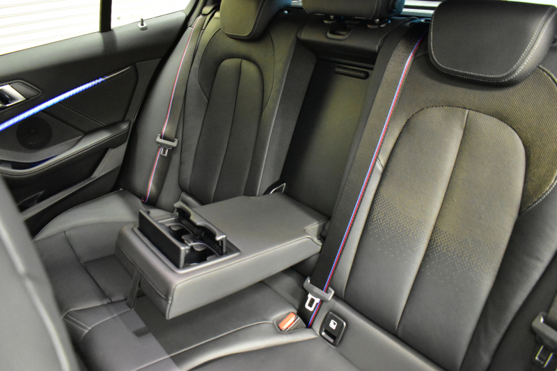 BMW 1シリーズ M135i xDrive 4WD ﾃﾞﾋﾞｭｰP ﾋｰﾀｰ付ﾌﾞﾗｯｸﾚｻﾞｰMｽﾎﾟｰﾂｼｰﾄ 可変ｻｽ Mｼｰﾄﾍﾞﾙﾄ ｱﾀﾞﾌﾟﾃｨﾌﾞLEDﾍｯﾄﾞﾗｲﾄ HUD Mｽﾎﾟｰﾂﾌﾞﾚｰｷ 追従ACC BMWﾗｲﾌﾞｺｯｸﾋﾟｯﾄ ﾀｯﾁﾊﾟﾈﾙﾅﾋﾞ Bｶﾒﾗ ｱｯﾌﾟﾙｶｰﾌﾟﾚｲ 電動ﾄﾗﾝｸ 2年保証