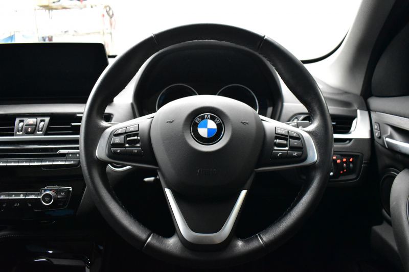 BMW X1 Xdrive18d Xﾗｲﾝ LCI後期 4WD ｾﾚｸﾄ&ｱﾄﾞﾊﾞﾝｽﾄﾞｱｸﾃｨﾌﾞｾｰﾌﾃｨ&ﾊｲﾗｲﾝ&ｺﾝﾌｫｰﾄP ﾊﾟﾉﾗﾏｻﾝﾙｰﾌ ACC ﾋｰﾀｰ付電動黒革 LEDﾍｯﾄﾞﾗｲﾄ 18AW 車線逸脱&歩行者警告 衝突軽減B ﾀｯﾁﾊﾟﾈﾙﾅﾋﾞ Bｶﾒﾗ ﾜｲﾔﾚｽﾁｬｰｼﾞ 電動Rｹﾞｰﾄ 2年保証