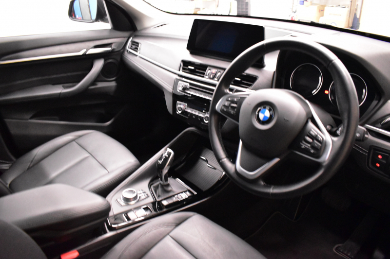 BMW X1 Xdrive18d Xﾗｲﾝ LCI後期 4WD ｾﾚｸﾄ&ｱﾄﾞﾊﾞﾝｽﾄﾞｱｸﾃｨﾌﾞｾｰﾌﾃｨ&ﾊｲﾗｲﾝ&ｺﾝﾌｫｰﾄP ﾊﾟﾉﾗﾏｻﾝﾙｰﾌ ACC ﾋｰﾀｰ付電動黒革 LEDﾍｯﾄﾞﾗｲﾄ 18AW 車線逸脱&歩行者警告 衝突軽減B ﾀｯﾁﾊﾟﾈﾙﾅﾋﾞ Bｶﾒﾗ ﾜｲﾔﾚｽﾁｬｰｼﾞ 電動Rｹﾞｰﾄ 2年保証