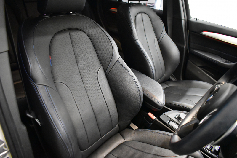 BMW X1 Xdrive20i Mｽﾎﾟｰﾂ ｱﾄﾞﾊﾞﾝｽﾄﾞｱｸﾃｨﾌﾞｾｰﾌﾃｨ&ｺﾝﾌｫｰﾄP 4WD 1ｵｰﾅｰ 追従ACC HUD ﾋｰﾀｰ付電動黒革 OZMSW20AW ｱｲﾊﾞｯﾊﾀﾞｳﾝｻｽ ﾀｯﾁﾊﾟｯﾄﾞﾅﾋﾞBｶﾒﾗ Pｱｼｽﾄ LEDﾍｯﾄﾞﾗｲﾄ 衝突軽減B 車線逸脱&歩行者警告 電動Rｹﾞｰﾄ 2年保証