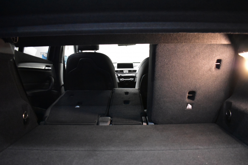 BMW X1 Xdrive20i Mｽﾎﾟｰﾂ ｱﾄﾞﾊﾞﾝｽﾄﾞｱｸﾃｨﾌﾞｾｰﾌﾃｨ&ｺﾝﾌｫｰﾄP 4WD 1ｵｰﾅｰ 追従ACC HUD ﾋｰﾀｰ付電動黒革 OZMSW20AW ｱｲﾊﾞｯﾊﾀﾞｳﾝｻｽ ﾀｯﾁﾊﾟｯﾄﾞﾅﾋﾞBｶﾒﾗ Pｱｼｽﾄ LEDﾍｯﾄﾞﾗｲﾄ 衝突軽減B 車線逸脱&歩行者警告 電動Rｹﾞｰﾄ 2年保証