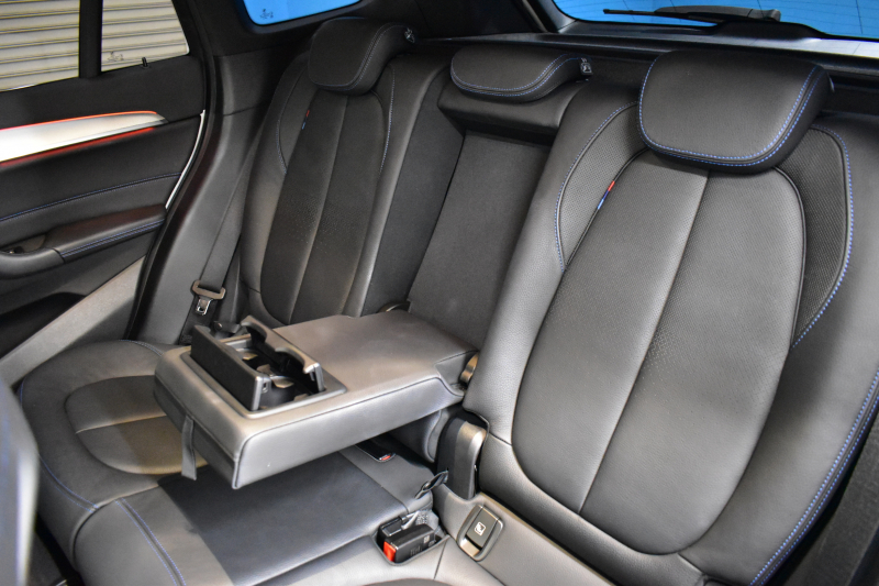 BMW X1 Xdrive20i Mｽﾎﾟｰﾂ ｱﾄﾞﾊﾞﾝｽﾄﾞｱｸﾃｨﾌﾞｾｰﾌﾃｨ&ｺﾝﾌｫｰﾄP 4WD 1ｵｰﾅｰ 追従ACC HUD ﾋｰﾀｰ付電動黒革 OZMSW20AW ｱｲﾊﾞｯﾊﾀﾞｳﾝｻｽ ﾀｯﾁﾊﾟｯﾄﾞﾅﾋﾞBｶﾒﾗ Pｱｼｽﾄ LEDﾍｯﾄﾞﾗｲﾄ 衝突軽減B 車線逸脱&歩行者警告 電動Rｹﾞｰﾄ 2年保証