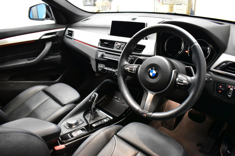 BMW X1 Xdrive20i Mｽﾎﾟｰﾂ ｱﾄﾞﾊﾞﾝｽﾄﾞｱｸﾃｨﾌﾞｾｰﾌﾃｨ&ｺﾝﾌｫｰﾄP 4WD 1ｵｰﾅｰ 追従ACC HUD ﾋｰﾀｰ付電動黒革 OZMSW20AW ｱｲﾊﾞｯﾊﾀﾞｳﾝｻｽ ﾀｯﾁﾊﾟｯﾄﾞﾅﾋﾞBｶﾒﾗ Pｱｼｽﾄ LEDﾍｯﾄﾞﾗｲﾄ 衝突軽減B 車線逸脱&歩行者警告 電動Rｹﾞｰﾄ 2年保証