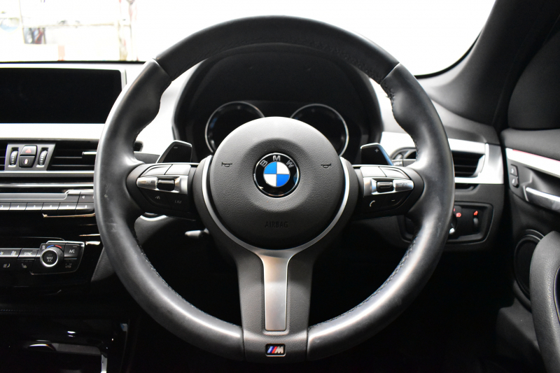 BMW X1 Xdrive20i Mｽﾎﾟｰﾂ ｱﾄﾞﾊﾞﾝｽﾄﾞｱｸﾃｨﾌﾞｾｰﾌﾃｨ&ｺﾝﾌｫｰﾄP 4WD 1ｵｰﾅｰ 追従ACC HUD ﾋｰﾀｰ付電動黒革 OZMSW20AW ｱｲﾊﾞｯﾊﾀﾞｳﾝｻｽ ﾀｯﾁﾊﾟｯﾄﾞﾅﾋﾞBｶﾒﾗ Pｱｼｽﾄ LEDﾍｯﾄﾞﾗｲﾄ 衝突軽減B 車線逸脱&歩行者警告 電動Rｹﾞｰﾄ 2年保証