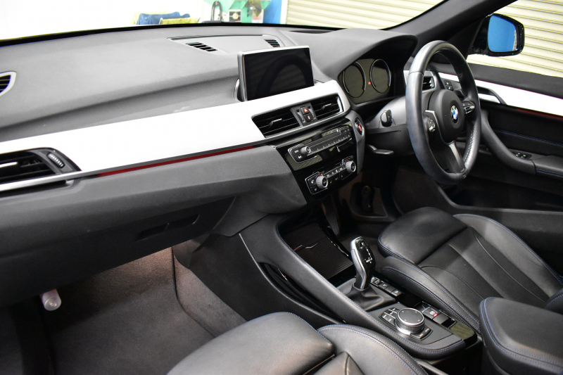 BMW X1 Xdrive20i Mｽﾎﾟｰﾂ ｱﾄﾞﾊﾞﾝｽﾄﾞｱｸﾃｨﾌﾞｾｰﾌﾃｨ&ｺﾝﾌｫｰﾄP 4WD 1ｵｰﾅｰ 追従ACC HUD ﾋｰﾀｰ付電動黒革 OZMSW20AW ｱｲﾊﾞｯﾊﾀﾞｳﾝｻｽ ﾀｯﾁﾊﾟｯﾄﾞﾅﾋﾞBｶﾒﾗ Pｱｼｽﾄ LEDﾍｯﾄﾞﾗｲﾄ 衝突軽減B 車線逸脱&歩行者警告 電動Rｹﾞｰﾄ 2年保証